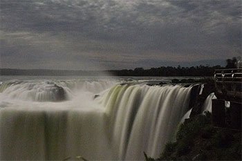 Cataratas del Iguazú iluminadas por la luna llena