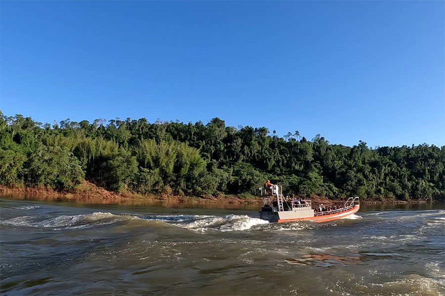 Travesía Iguazú: navegación fluvial al atardecer hacia el Hito Tres Fronteras